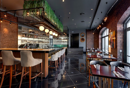 Зал с открытой кухней и баром в Зал с круглым столом