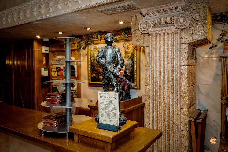 Зал ресторана  в «Готика на Ангарской» фотография №10