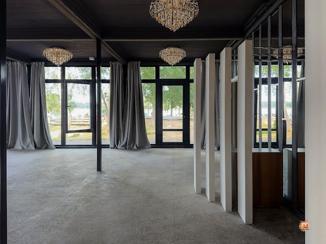 Панорамный зал с террасой на воде в «Берег Желаний» фотография №13