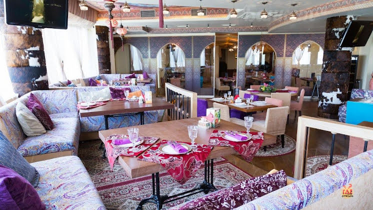 Основной зал в «Чайхана Сезам на Рябиновой» фотография №7