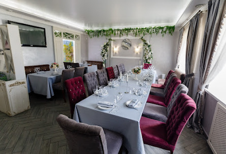 Основной зал в Каминный зал