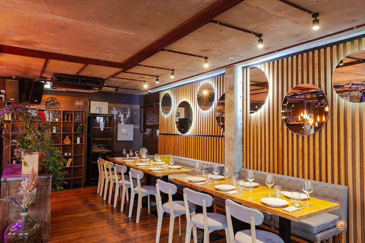 Зал на 1 этаже в «Food Embassy» фотография №15