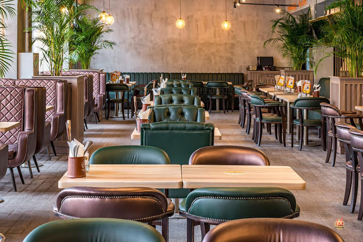 Основной зал в «КОЛБАСОФФ на Симферопольском бульваре» фотография №3