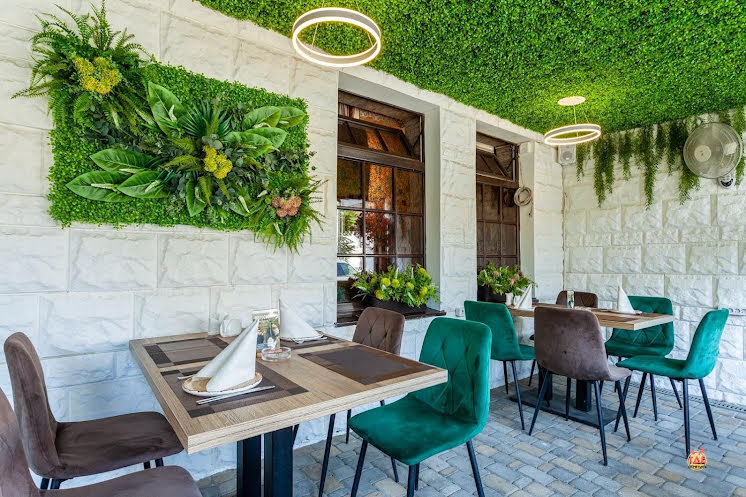 Летняя веранда в «Српска Кафана на Монтажников» фотография №2