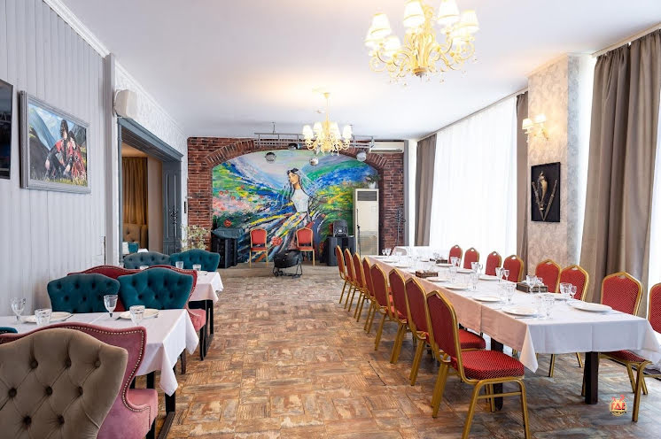 Основной зал в «Иверия на Комарова» фотография №11