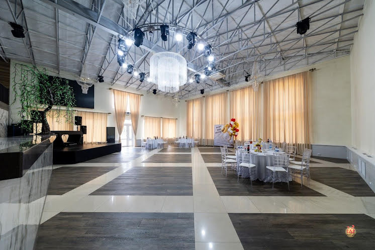 Большой зал в «Конюшня» фотография №3