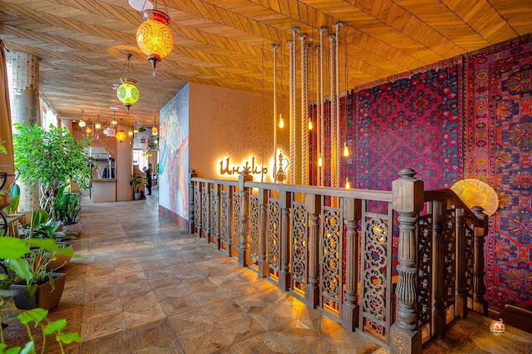 Основной зал ресторана  в «Чайхана Инжир на Каланчевской» фотография №4