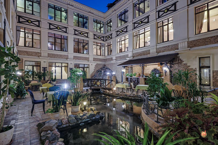 Летний дворик в «Парк-Отель Троя» фотография №7