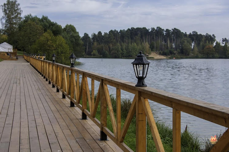 Шатер у озера в «Гребнево» фотография №1