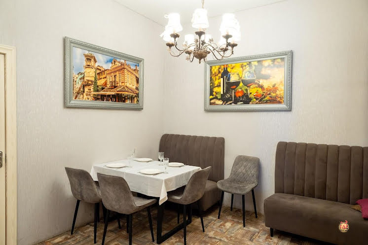 Основной зал в «Иверия на Комарова» фотография №9