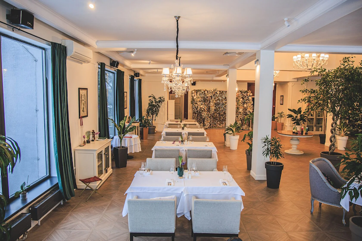 Банкетный зал  в «Queen's Lake» фотография №2