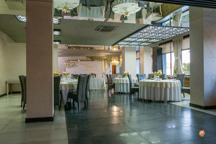 Основной зал в «Курица или Рыба» фотография №19