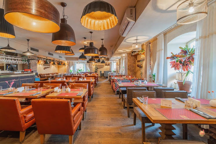 Основной зал второго этажа в «Хочу Харчо» фотография №17