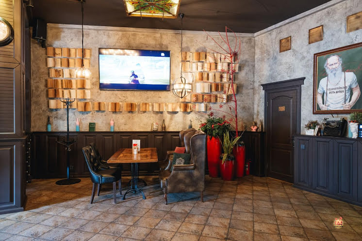 Зал на первом этаже  в «Лев Николаевич» фотография №4