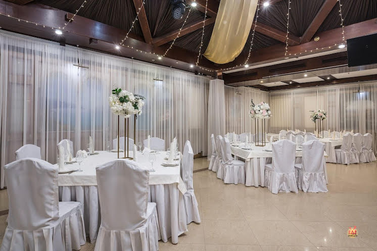 Большой зал в «Люкс» фотография №5