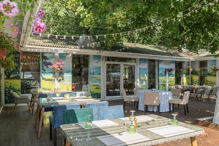 Крытая галерея и цветущий сад в «Поляна» фотография №3