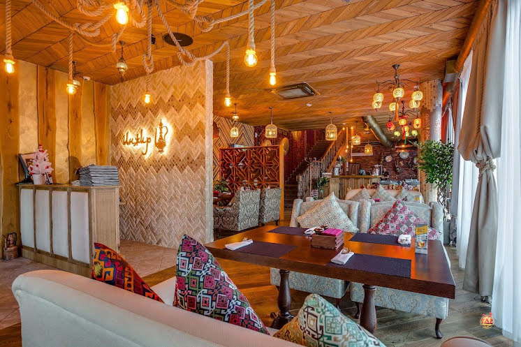 Основной зал ресторана  в «Чайхана Инжир на Каланчевской» фотография №3