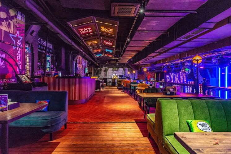 Зал ресторана  в «Руки ВВерх! Бар Автозаводская» фотография №1