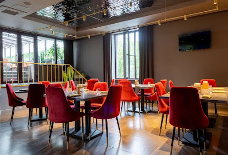 Лаундж-зал  в Каминный зал 