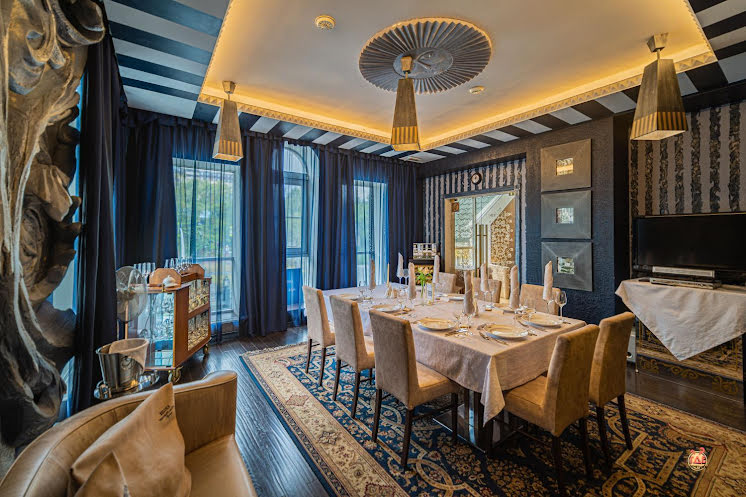 Каминный зал в «La Rose D’or» фотография №3