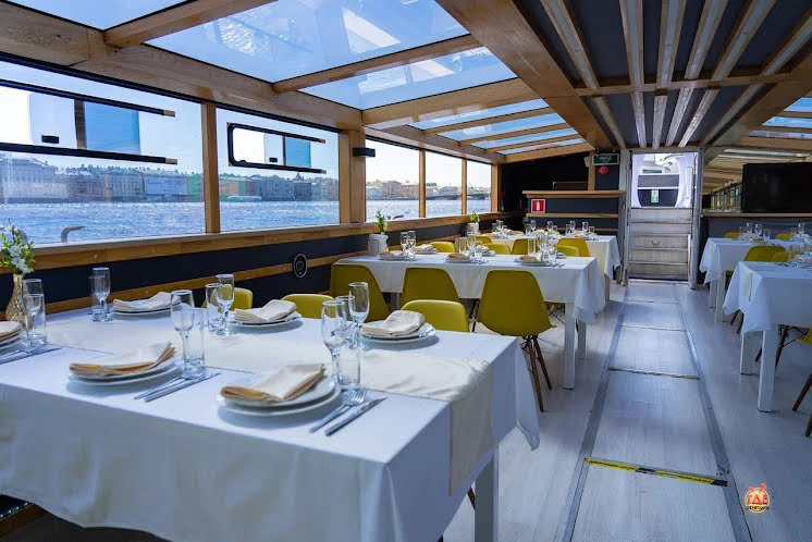 Основной зал в «Теплоход "Альта"» фотография №7