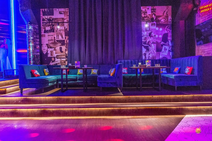 Зал ресторана  в «Руки ВВерх! Бар Автозаводская» фотография №9