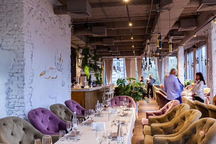 Зал на 2 этаже  в «Сытый лось на Большой Семёновской» фотография №18