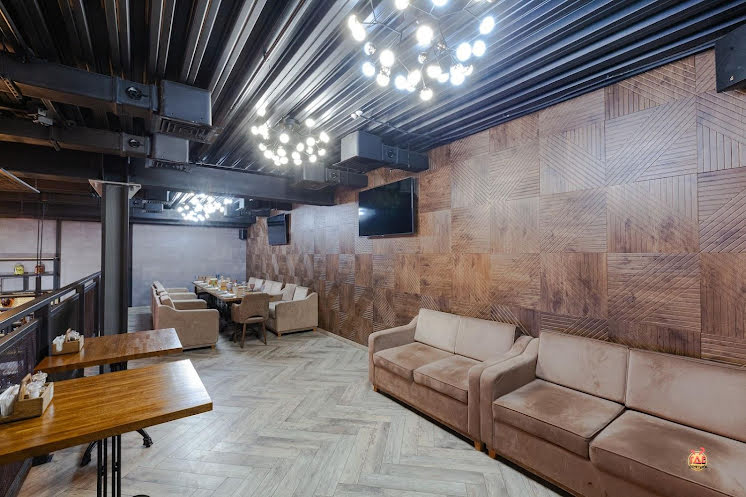 Основной зал в «Вино и Хинкали» фотография №13