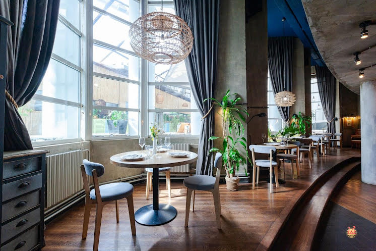 Зал на 1 этаже в «Food Embassy» фотография №17