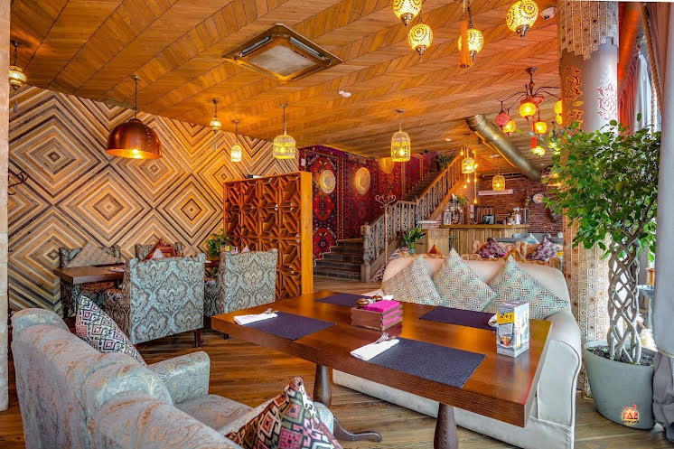 Основной зал ресторана  в «Чайхана Инжир на Каланчевской» фотография №6