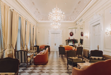 Зал "Каминный" в Зал "Тронный"