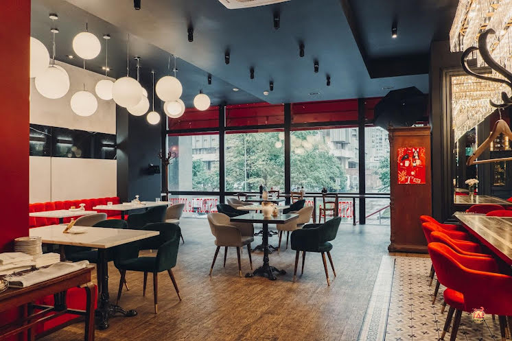 Основной зал в «Bistrot LeMoujik на Морской» фотография №7