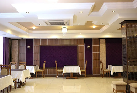 Фиолетовый зал в Зеркальный зал