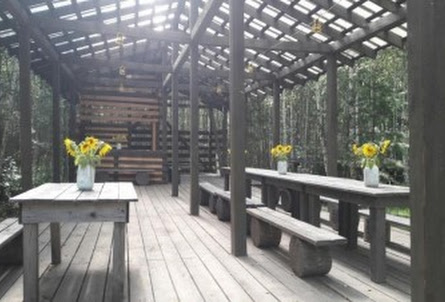 Зал «Огни» в Шатер «Друзей»