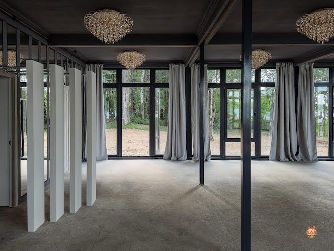 Панорамный зал с террасой на воде в «Берег Желаний» фотография №11