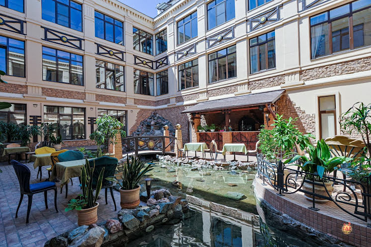 Летний дворик в «Парк-Отель Троя» фотография №3