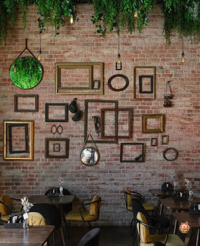 Основной зал в «Moriarty Bar & Kitchen» фотография №11