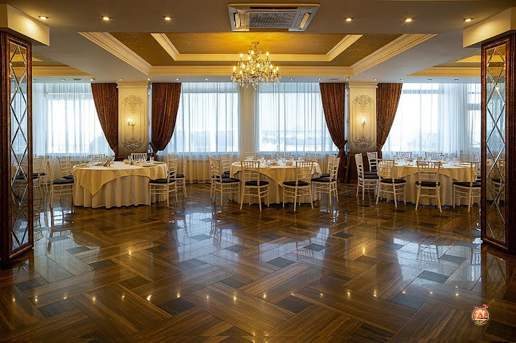 Основной зал в «Брудершафт на Набережной» фотография №9