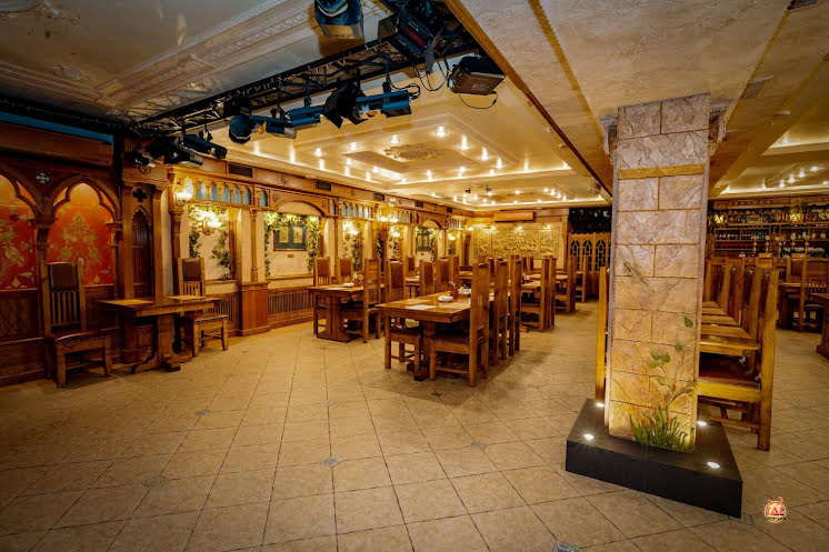 Зал ресторана  в «Готика на Ангарской» фотография №16