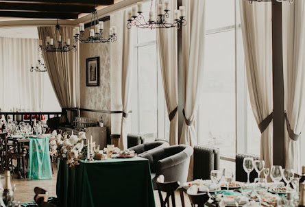 Верхний зал в Нижний зал