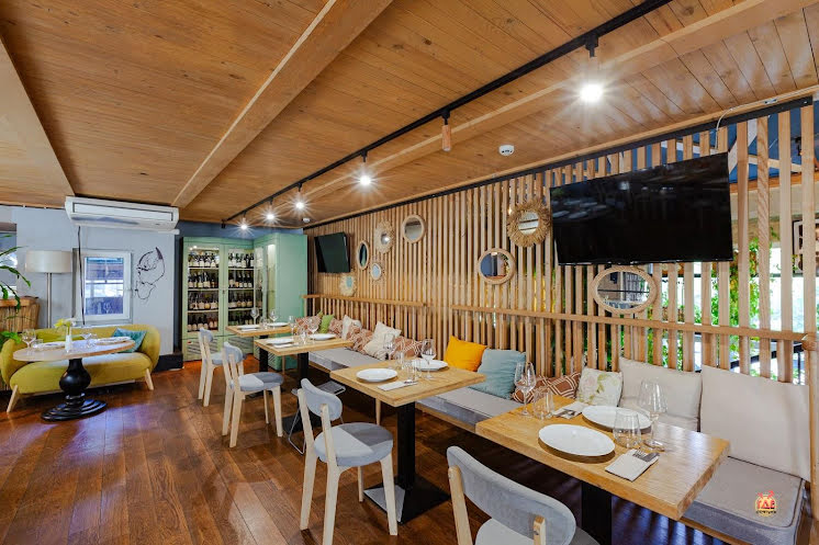 Зал на 2 этаже в «Food Embassy» фотография №2