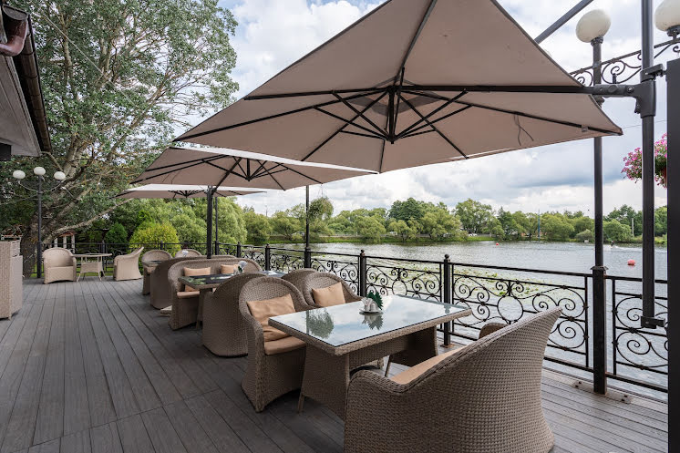 Терраса у озера в «Крёкшино парк» фотография № 1