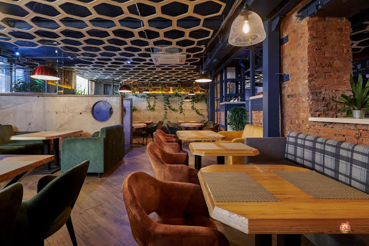 Зал на 1 этаже в «Корова на бочке на Карла Маркса» фотография №3