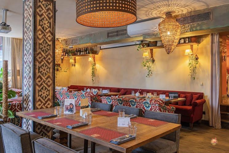 Основной зал первого этажа в «Хочу Харчо» фотография №11