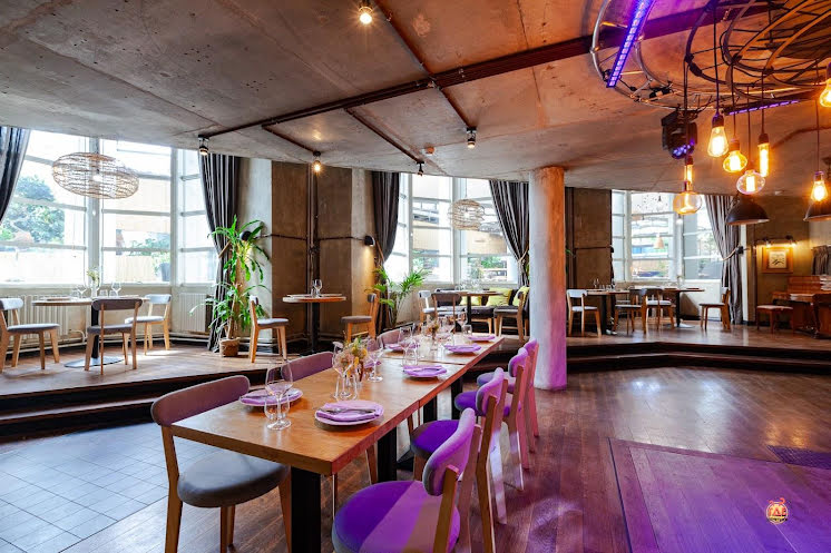 Зал на 1 этаже в «Food Embassy» фотография №7