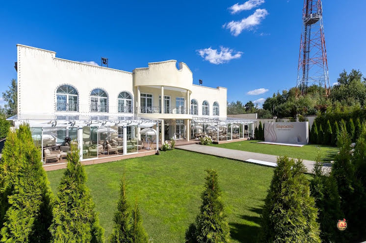 Малый зал с панорамными окнами с видом на сад в «Villa Barvikha 135» фотография №13