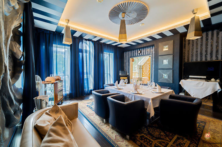 Каминный зал в «La Rose D’or» фотография №2