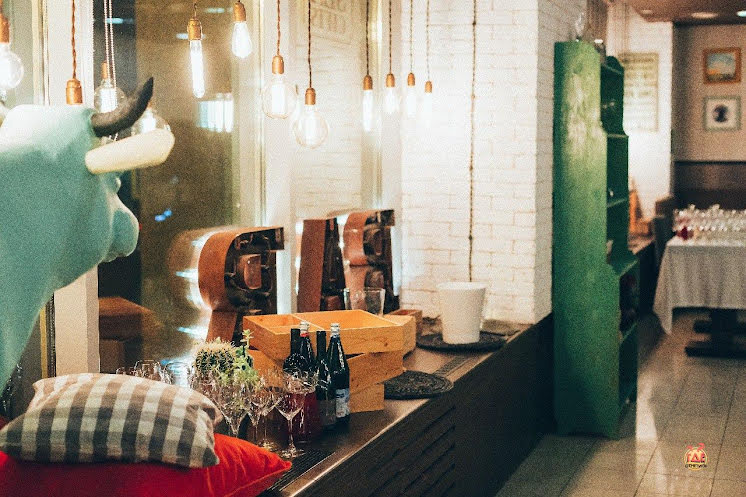 Основной зал в «Burgers and Crabs» фотография №4