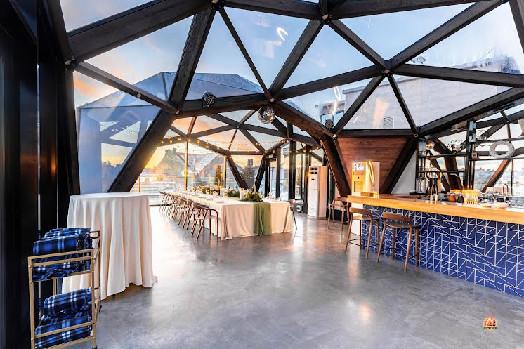 Основной зал  в «Ближе к небу» фотография №12