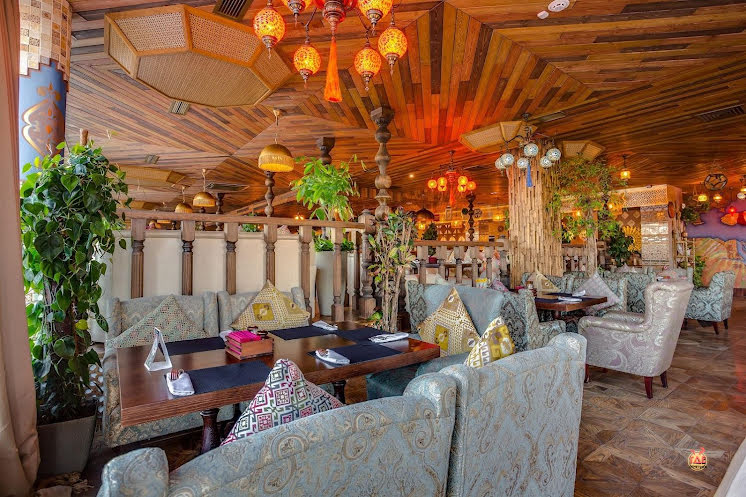 Основной зал ресторана  в «Чайхана Инжир на Каланчевской» фотография №8